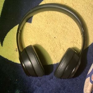 Beats matte black solo 3
